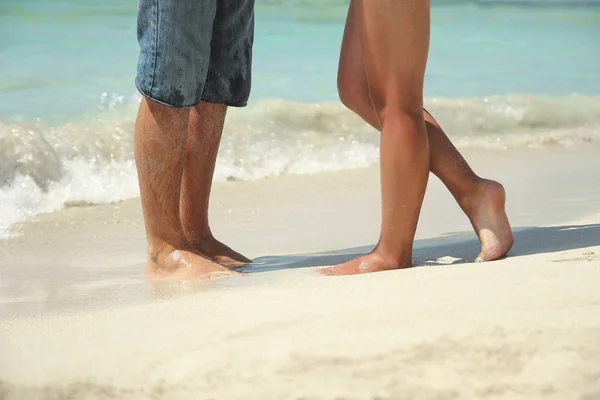 Gambe di una coppia innamorata al mare — Foto Stock