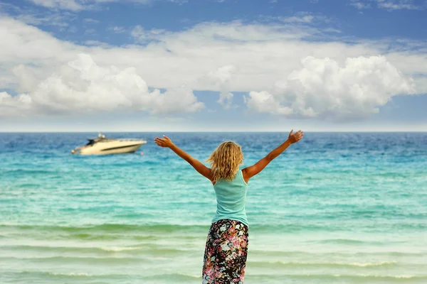 Gelukkig jong meisje op het strand — Stockfoto