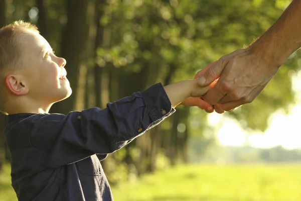 Parent holds the hand of a small child — Stock Photo, Image