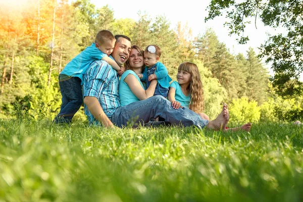 Šťastná rodina hraje v přírodě — Stock fotografie