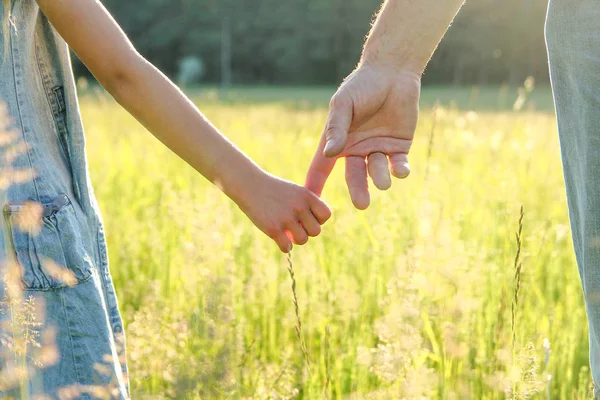 Parent tient la main d'un petit enfant — Photo