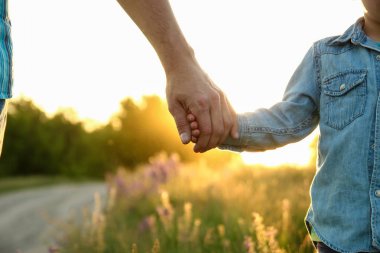  Ebeveyn küçük bir çocuğun elini tutuyor.