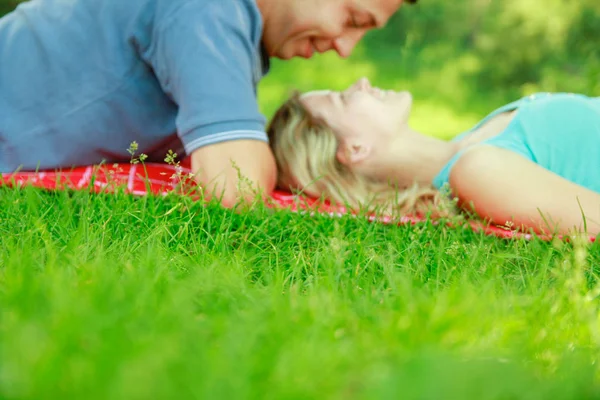 Glada vackra par på naturen och gravid i parken — Stockfoto