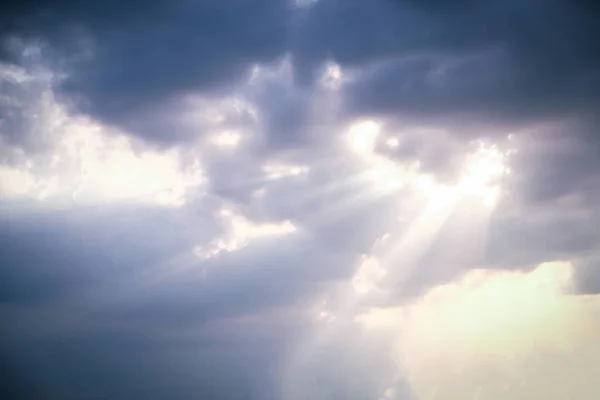 Stürmische Wolken schöner Himmel Hintergrund in der Natur am Seepark — Stockfoto