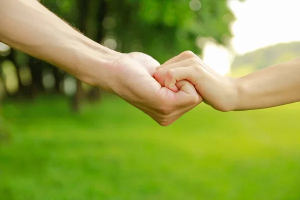 Mains Les parents heureux et l'enfant à l'extérieur dans le parc — Photo