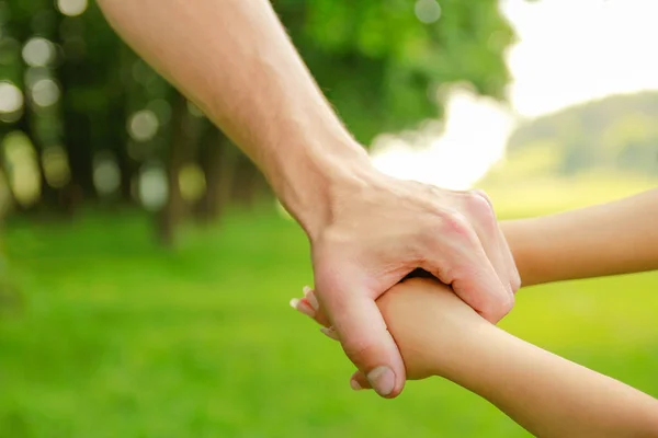 Mani genitori felici e bambino all'aperto nel parco — Foto Stock