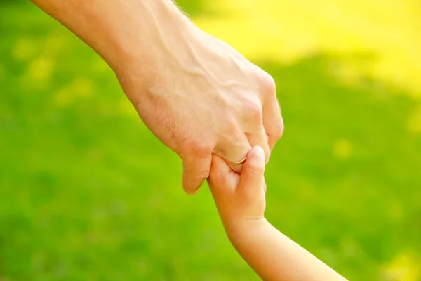 Tangan Happy orang tua dan anak-anak di luar ruangan di taman — Stok Foto