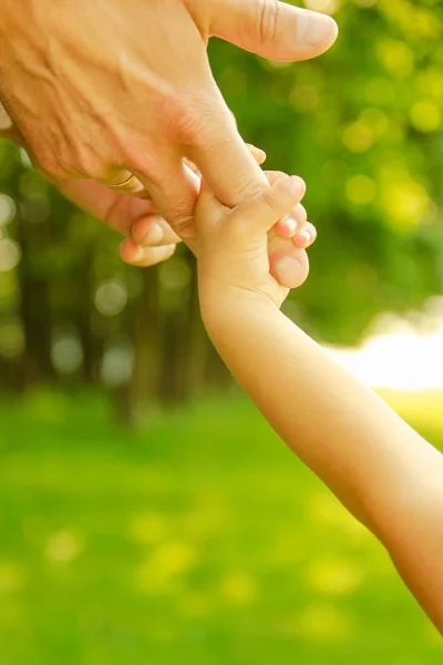 Mani genitori felici e bambino all'aperto nel parco — Foto Stock