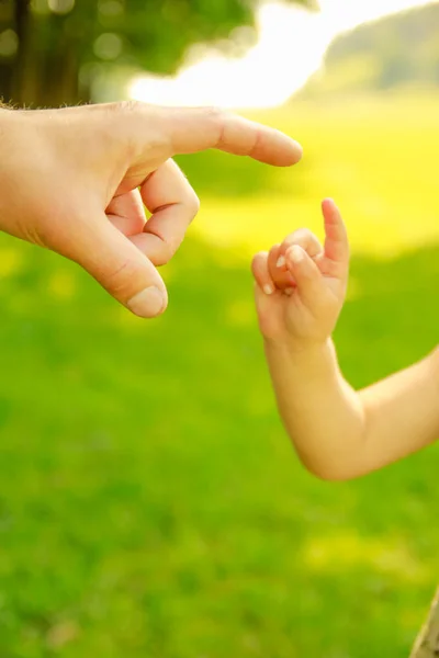 Glückliche Eltern und Kinder im Park — Stockfoto