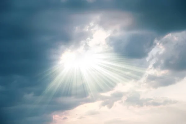 Stürmische Wolken schöner Himmel Hintergrund in der Natur am Seepark — Stockfoto