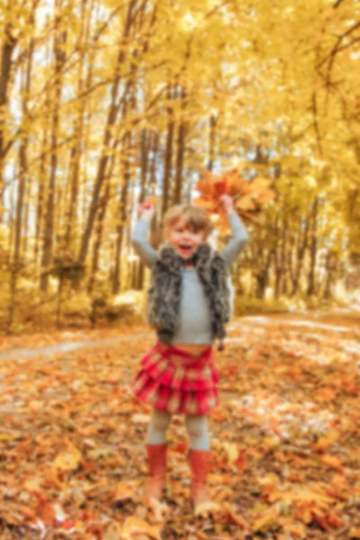 秋の公園で遊ぶ幸せな子 — ストック写真