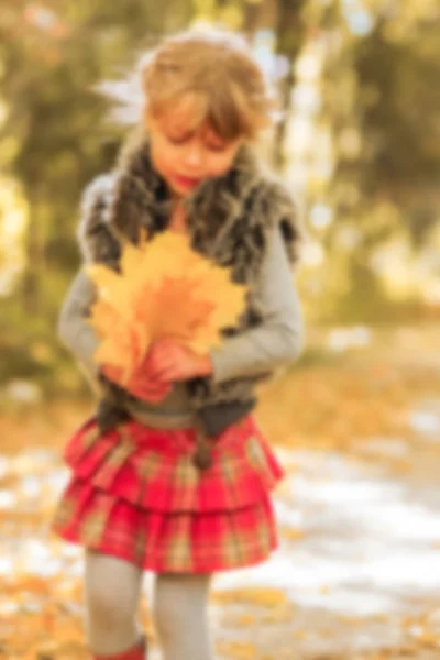 Šťastné dítě hraje v parku na podzim — Stock fotografie