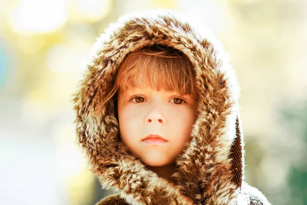 Enfant heureux jouant dans un parc en automne à l'extérieur — Photo