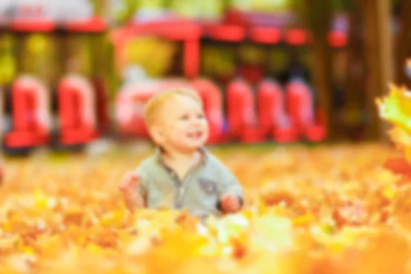 Счастливый ребенок играет в парке под открытым небом — стоковое фото