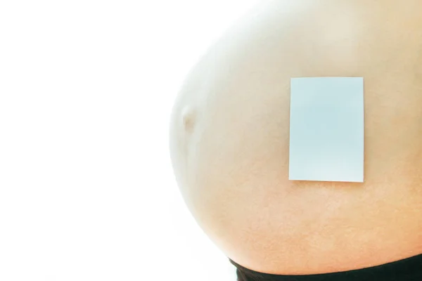 Gravid flicka på vit bakgrund med klistermärken — Stockfoto