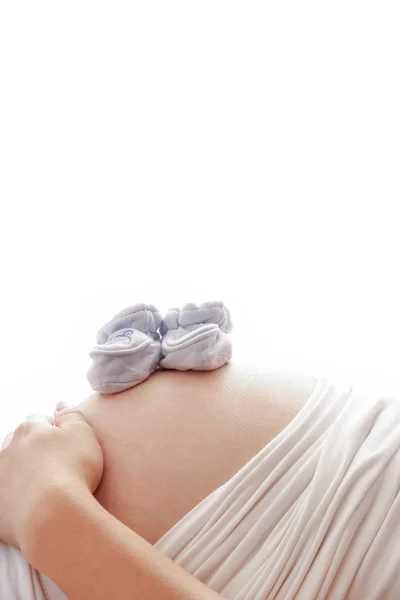 एक सफेद पृष्ठभूमि पर गर्भवती लड़की — स्टॉक फ़ोटो, इमेज