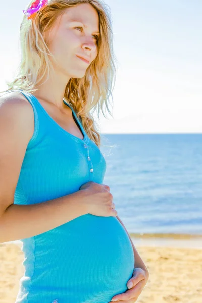 N yaz aylarında deniz üzerinde mutlu güzel bir hamile kadın — Stok fotoğraf