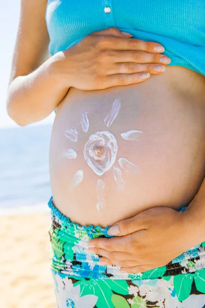 Glücklich schöne schwangere Frau auf dem Meer im Sommer auf dem n — Stockfoto