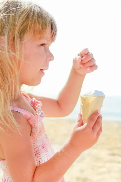 Lycklig Baby flicka på havet i sommar äta glass utomhus — Stockfoto