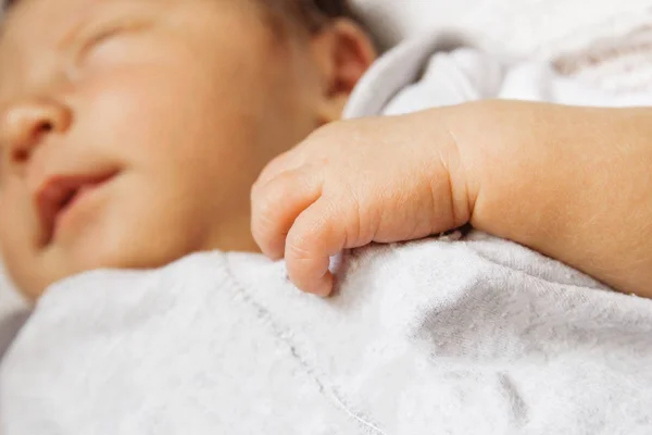 Feliz mano del bebé y el fondo de los padres —  Fotos de Stock