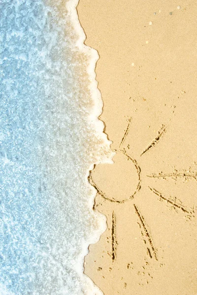 Όμορφα σχέδια επιγραφή πάνω στην άμμο της θάλασσας στο άθροισμα — Φωτογραφία Αρχείου