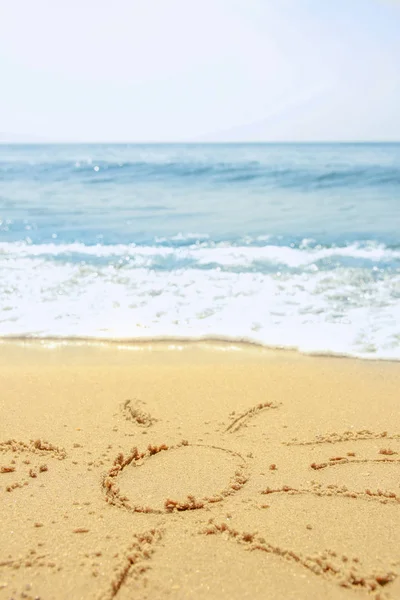 Gyönyörű rajzok felirat a homokon a tenger összege — Stock Fotó