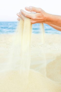 mutlu adam el denizinden kum döker