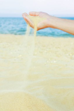 mutlu adam el denizinden kum döker