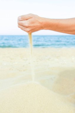 mutlu adam el denizinden kum döker