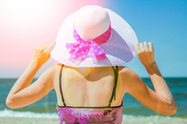 Gelukkig meisje op de zee in de zomer op de aard van de zon — Stockfoto