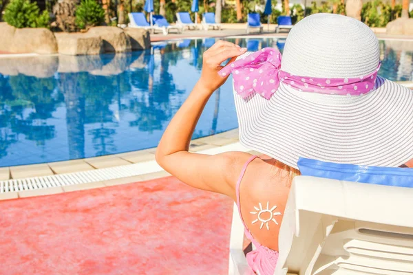 Menina feliz com o sol em suas costas na piscina na natureza — Fotografia de Stock