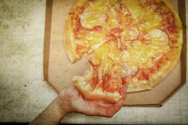 Stare zdjęcie gorącej plasterka pizzy z topiącym się serem na woodzie — Zdjęcie stockowe