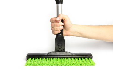 beyaz bir arka plan üzerinde araba kış kar için elinde şık fırça