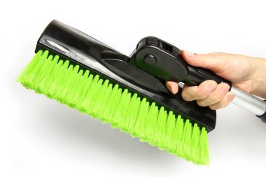 beyaz bir arka plan üzerinde araba kış kar için elinde şık fırça