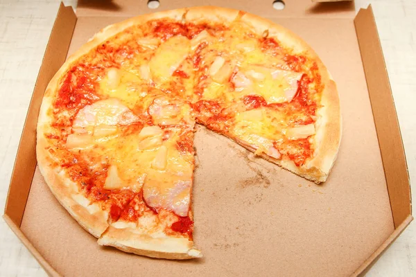 Горячая пицца с плавильным сыром на деревенском деревянном столе — стоковое фото