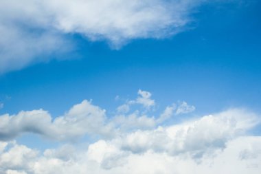 Mavi gökyüzüne karşı fantastik yumuşak beyaz bulutlar