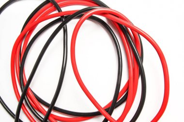 beyaz arka plan daki arabalar için şık tel kelepçelere ihtiyaç