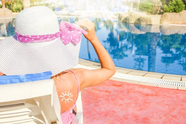 Szczęśliwa dziewczyna ze słońcem na plecach na basenie w naturze — Zdjęcie stockowe