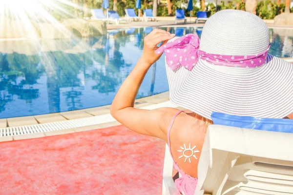 Chica feliz con el sol en su espalda en la piscina en la naturaleza —  Fotos de Stock