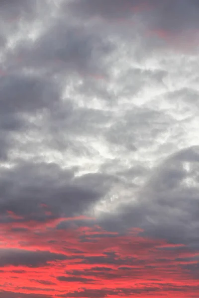 Blauwe lucht wolken mooie achtergrond — Stockfoto