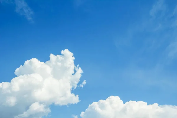 Traumhaft weiche weiße Wolken vor blauem Himmel — Stockfoto