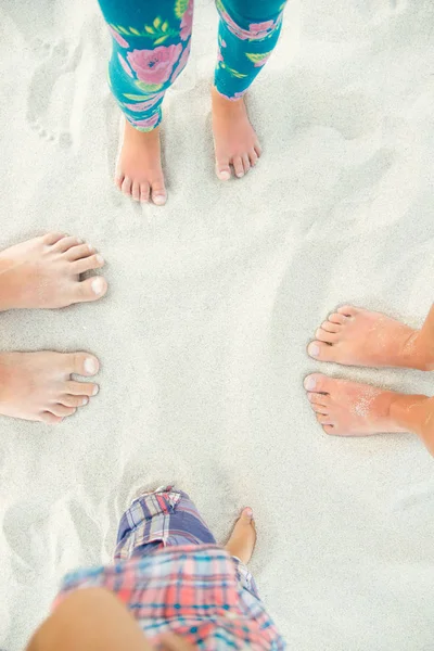 Krásné nohy na písku u mořského pobřeží na pozadí přírody — Stock fotografie