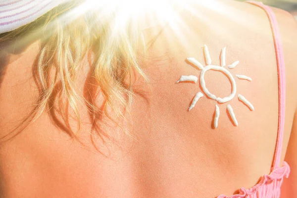 Szczęśliwa dziewczyna ze słońcem na plecach na basenie w naturze — Zdjęcie stockowe