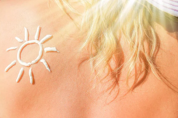 Happy girl with the sun on her back at the pool in the nature — Stock Photo, Image