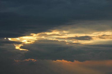güzel mavi gökyüzü ile deniz doğa üzerinde