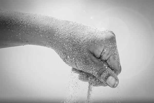 Hände schütten Sand ans Meer — Stockfoto