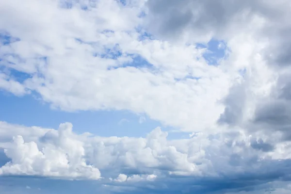 Mooie blauwe wolken hemel achtergrond over de aard van het park — Stockfoto