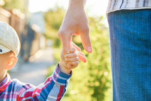The parent holding the child's hand with a happy background — Stock Photo, Image