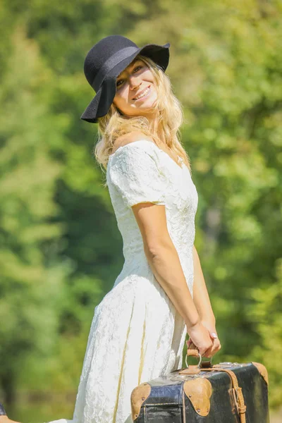 Ragazza felice con una valigia all'aperto al parco — Foto Stock