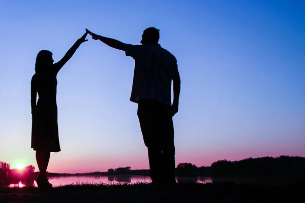 Silhouette couple heureux contre une romance coucher de soleil — Photo